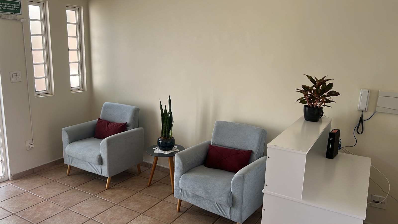 Sala de espera acolhedora da Clínica Aurora em Uberlândia