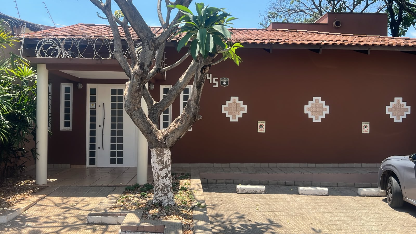 Entrada da Clínica Aurora no bairro Cazeca, Uberlândia