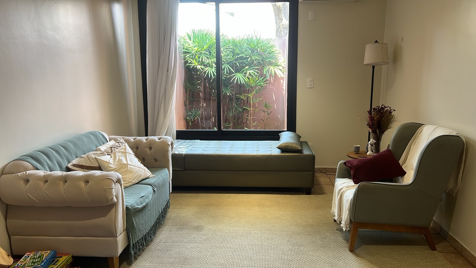 Sala de psicoterapia da Clínica Aurora, ambiente tranquilo com poltrona e luz natural